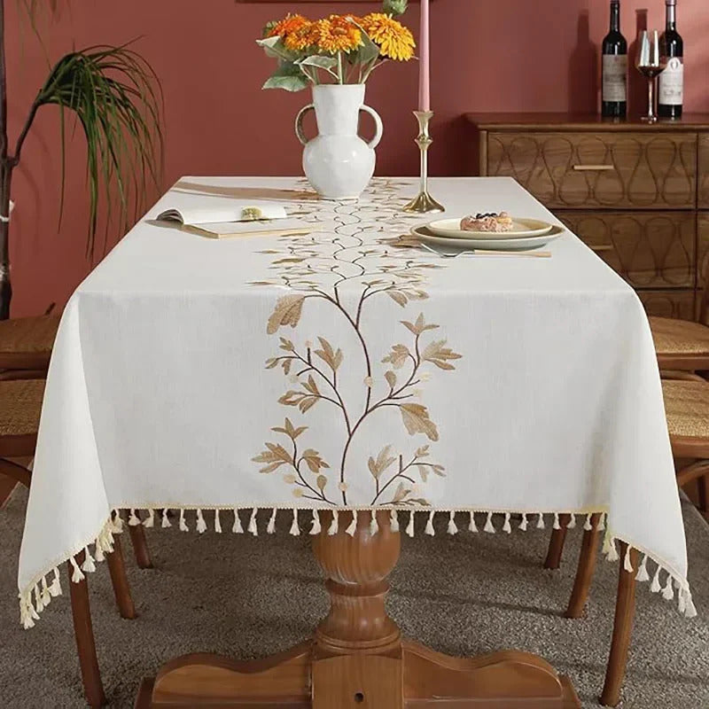 Nappe beige raffinée et fleurie en lin sur une table en bois