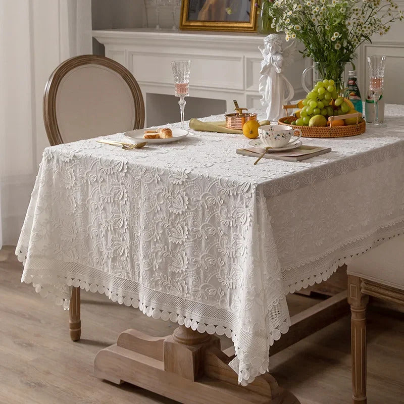 Nappe blanche décorative et élégante installée sur une table