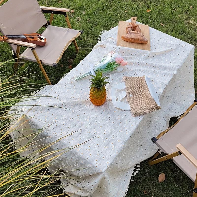 Nappe Blanche à Petites Fleurs Brodées – Charme Champêtre et Déco Naturelle