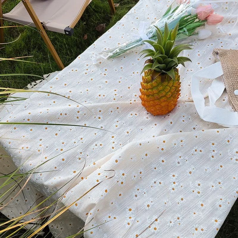 Nappe Blanche à Petites Fleurs Brodées – Charme Champêtre et Déco Naturelle