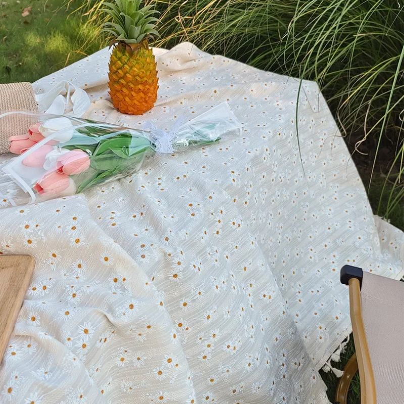 Nappe Blanche à Petites Fleurs Brodées – Charme Champêtre et Déco Naturelle