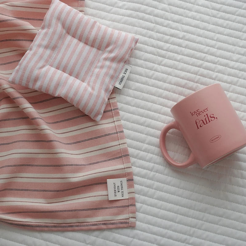 Nappe Ronde Rayée Rose Rétro – Douceur Vintage et Ambiance Cozy au Quotidien