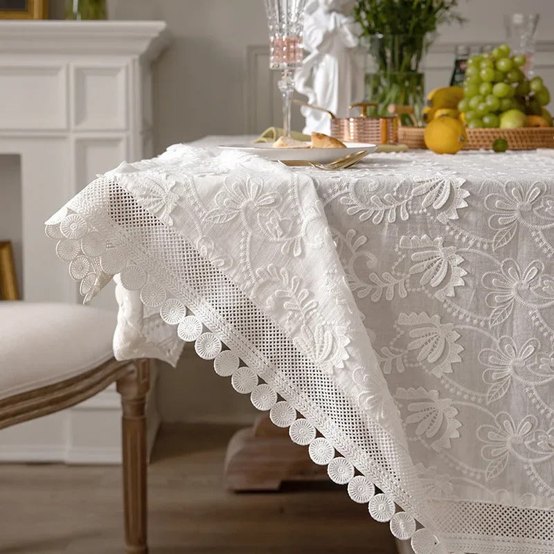 Nappe Blanche Décorative et Élégante