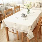 Nappe Blanche en Dentelle Imprimée de Fleurs sur une table rectangualaire
