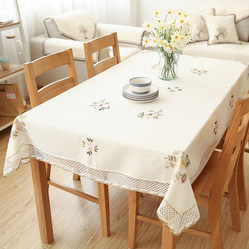 Nappe Blanche en Dentelle Imprimée de Fleurs sur une table rectangualaire