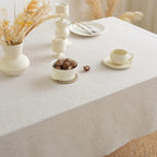 Nappe en Lin au Design Sobre et Épuré sur une table