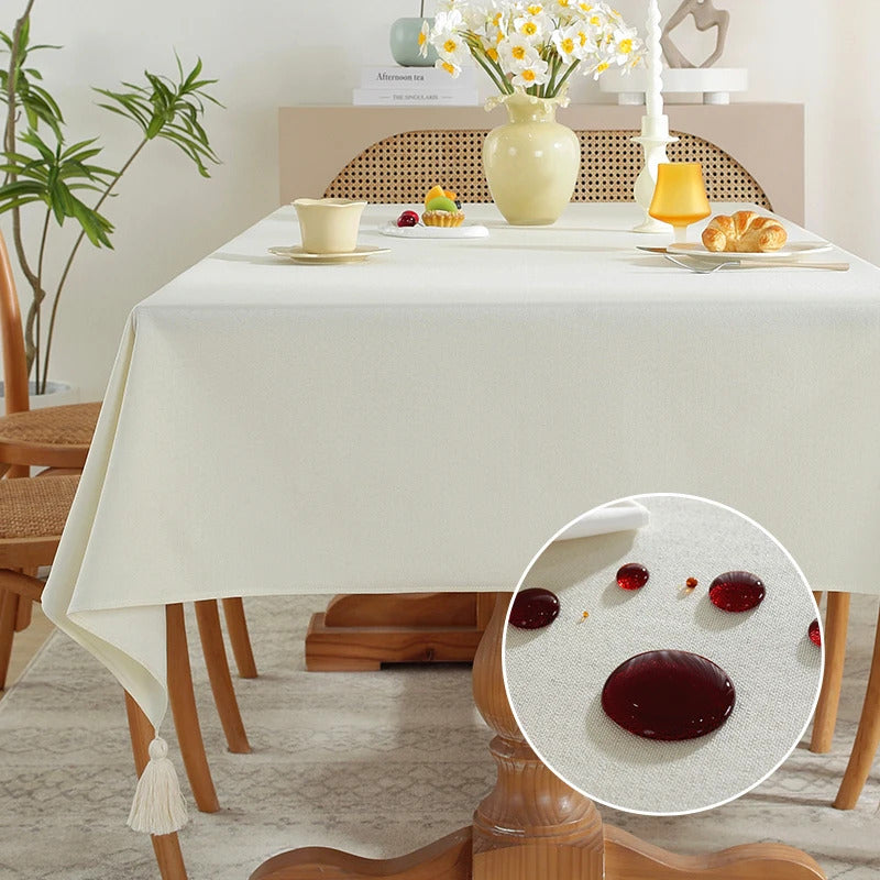Nappe en Polyester Élégante et Imperméable blanche installée sur une table