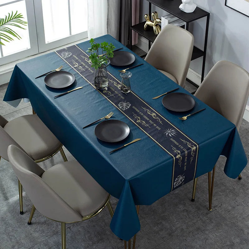 Nappe de table rectangulaire avec imprimé moderne sur une table avec des chaises