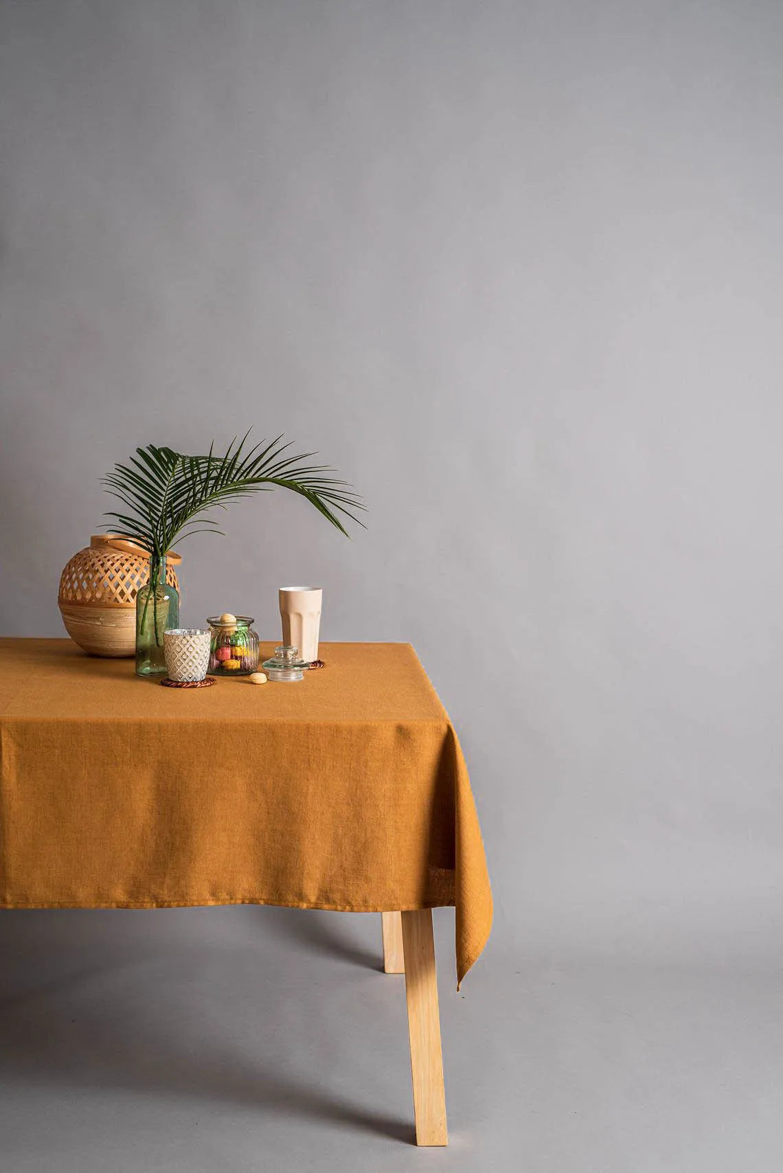 Nappe Rectangulaire en Lin Terracotta – Chaleur Naturelle et Ambiance Méditerranéenne à Table